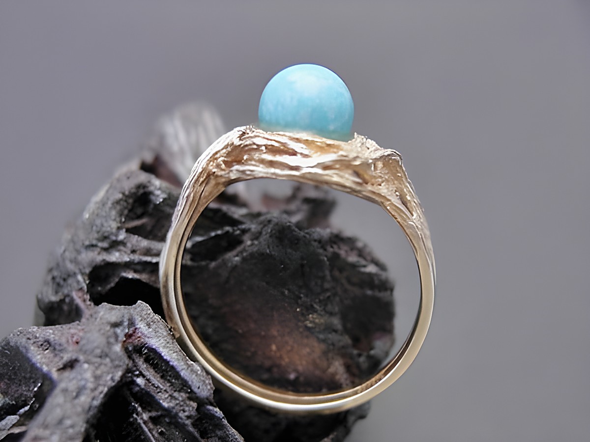 Goldring designorientiert Größe 54,5 mit türkisem Stein aus Gold 585 von Juwelier Harnisch bis Größe 56/18 auf einem dunklen Untergrund. – Ansicht 2