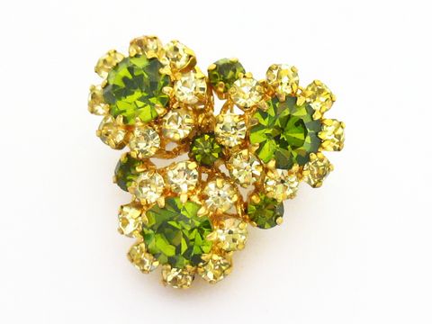 Strass Brosche in Blumenform mit grünen und weißen Steinen, gefasst in goldfarbenem Metall, neu, Hersteller Juwelier Harnisch, ideal für elegante Akzente.