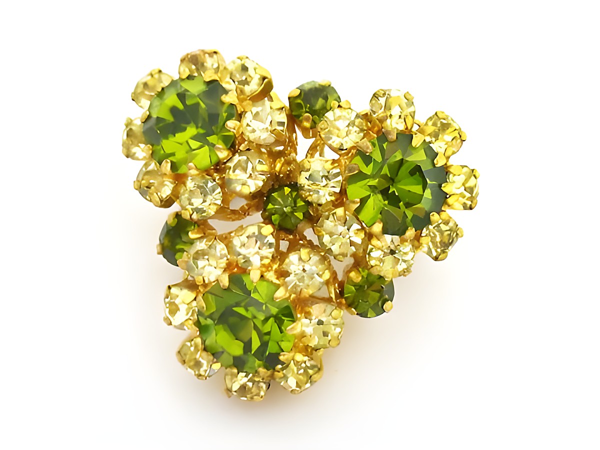 Strass Brosche in Blumenform mit grünen und weißen Steinen, gefasst in goldfarbenem Metall, neu, Hersteller Juwelier Harnisch, ideal für elegante Akzente.