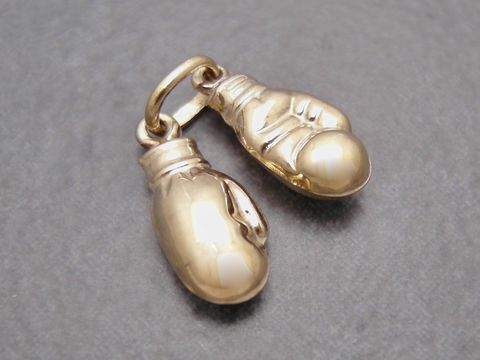 Paar Boxhandschuhe als Anhänger aus Gelbgold 333 von Juwelier Harnisch, detaillierte Darstellung mit glänzender Oberfläche und realistischer Form, ideal für Sportliebhaber und Schmuckfans.