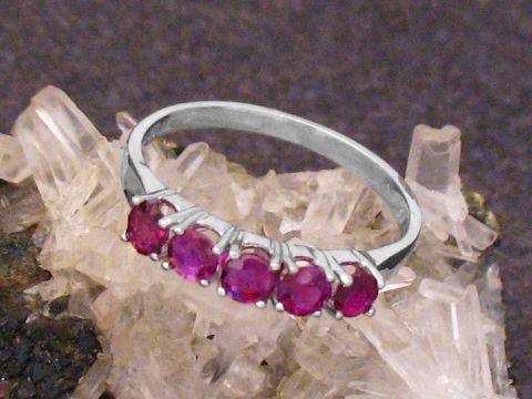 Weißgold 585 Ring funkelnd mit Rubinen in Größe 57 von Juwelier Harnisch geeignet bis Größe 58/18,5, elegant und hochwertig im Design.