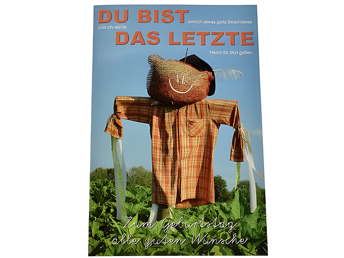 Geburtstagskarte mit der Aufschrift Du bist das Letzte und einer lustigen Vogelscheuche im Garten. Hersteller Juwelier Harnisch, ideal für besondere Glückwünsche.