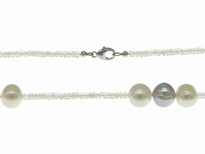 Steinkette aus Süßwasser-Zuchtperlen und Mondstein in Weiß und Grau, Länge 87 cm, verziert mit silbernem Verschluss, eignet sich ideal als elegantes Schmuckstück.