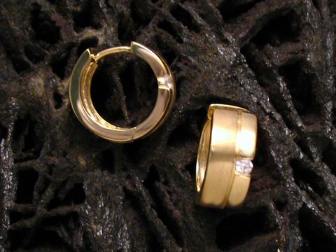 36055-0 Creolen vergoldet mit Zirkonia aus Sterling Silber von Juwelier Harnisch, elegante Ohrringe mit schimmernden Zirkonia im modernen Design.