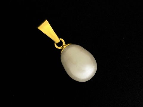 Gold Anhänger mit verführerischem Perlentropfen aus Süßwasser Zuchtperle, gefertigt aus 585 Gold, Hersteller: Juwelier Harnisch, mit eleganten Perlen.