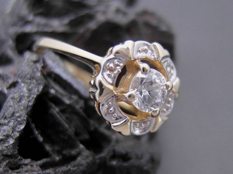 Goldring liebevoll Größe 53 mit Zirkonia in Gold 333, Hersteller Juwelier Harnisch, bis Größe 54/17,5, elegantes Design mit funkelndem Stein.