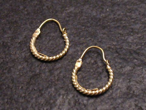 Echte Goldcreolen mit einem Durchmesser von 1,2 cm, gedreht und poliert, Hersteller Juwelier Harnisch, elegant und edel bis 15 mm, geeignet für jeden Anlass.