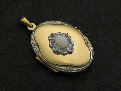 Ein opal weißer Medaillon Cabochon aus Gold 333 bicolor mit Brillanten, Hersteller Juwelier Harnisch, in Gelbgold 333 gestaltet, elegant und edel.