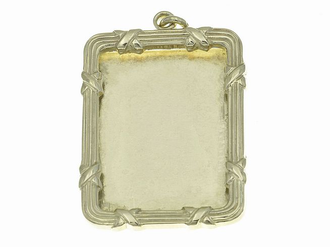 Gold Medaillon Gold 333, quadratisch, mit einem eckigen Design und dekorativen Verzierungen, hergestellt von Juwelier Harnisch, ideal für persönliche Erinnerungen oder Geschenke.