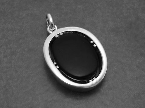 Silber Anhänger mit echtem schwarzem Onyx im ovalen 70er Jahre Look, hergestellt von Juwelier Harnisch, elegantes Schmuckstück für jeden Anlass.