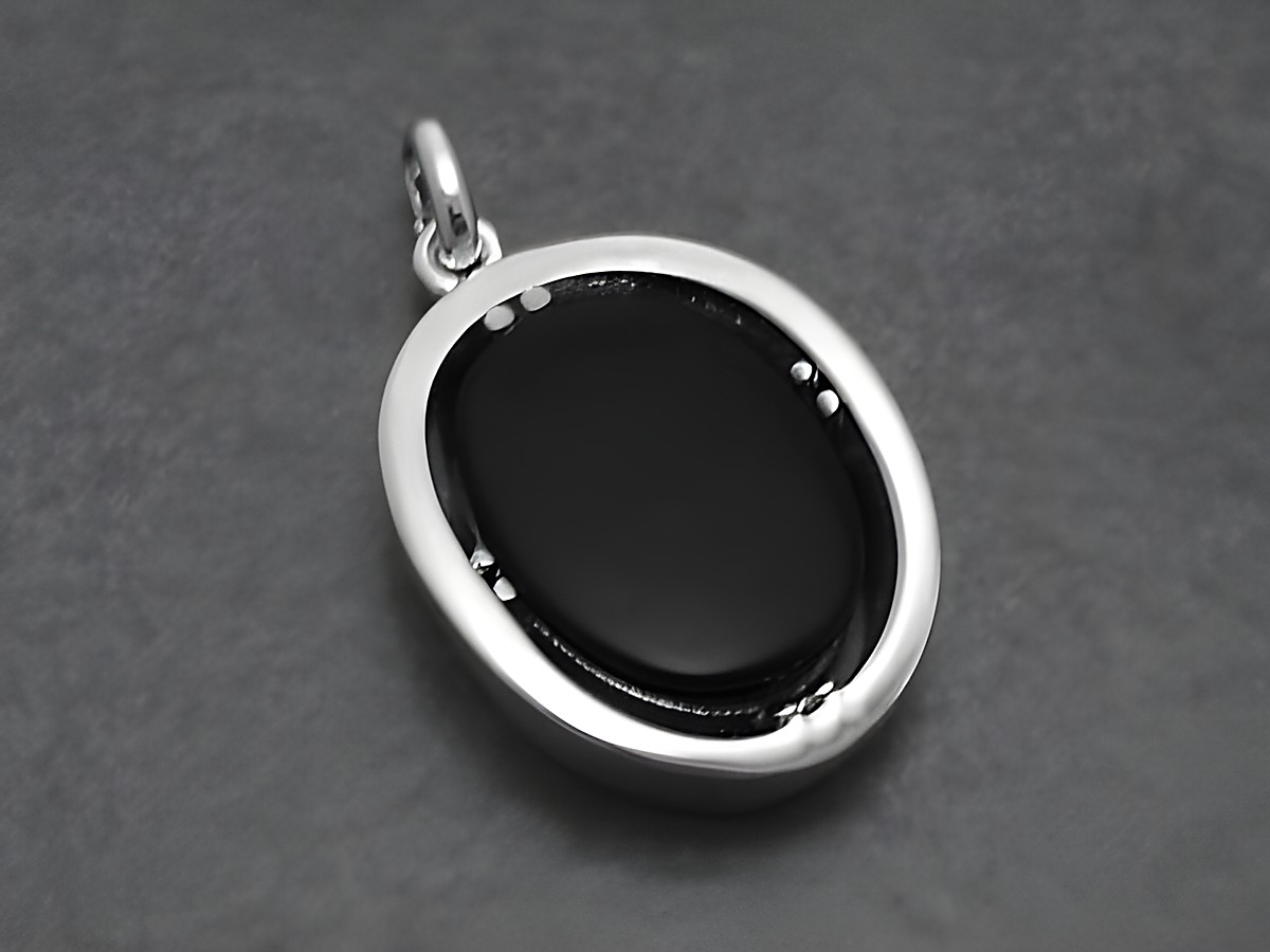 Silber Anhänger mit echtem schwarzem Onyx im ovalen 70er Jahre Look, hergestellt von Juwelier Harnisch, elegantes Schmuckstück für jeden Anlass.