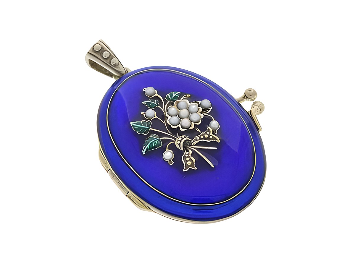 Silber Medaillon in ovaler Form mit floralen Motiven aus Emaile und Zuchtperlen, hergestellt von Juwelier Harnisch. Elegantes Schmuckstück mit intensiver blauer Farbe.