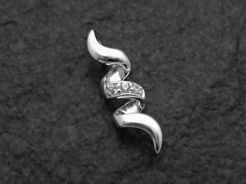 Wirbel Anhänger aus Sterling Silber 925 mit Zirkonia und besonderem Design, hergestellt von Juwelier Harnisch, fasziniert durch seine elegant geschwungene Form und den funkelnden Zirkonia.