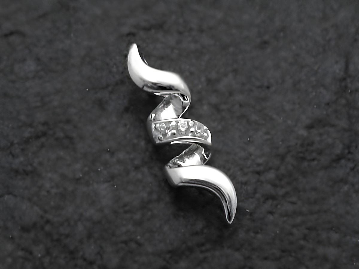 Wirbel Anhänger aus Sterling Silber 925 mit Zirkonia und besonderem Design, hergestellt von Juwelier Harnisch, fasziniert durch seine elegant geschwungene Form und den funkelnden Zirkonia.