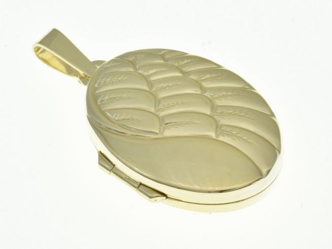 Medaillon in ovaler Form, gefertigt aus teilmattiertem Sterling Silber und gelbgold vergoldet, mit filigranen Flügelmustern, magisches Design, Hersteller Juwelier Harnisch.