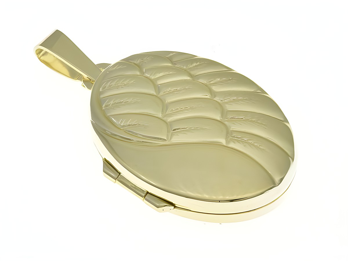 Medaillon in ovaler Form, gefertigt aus teilmattiertem Sterling Silber und gelbgold vergoldet, mit filigranen Flügelmustern, magisches Design, Hersteller Juwelier Harnisch.