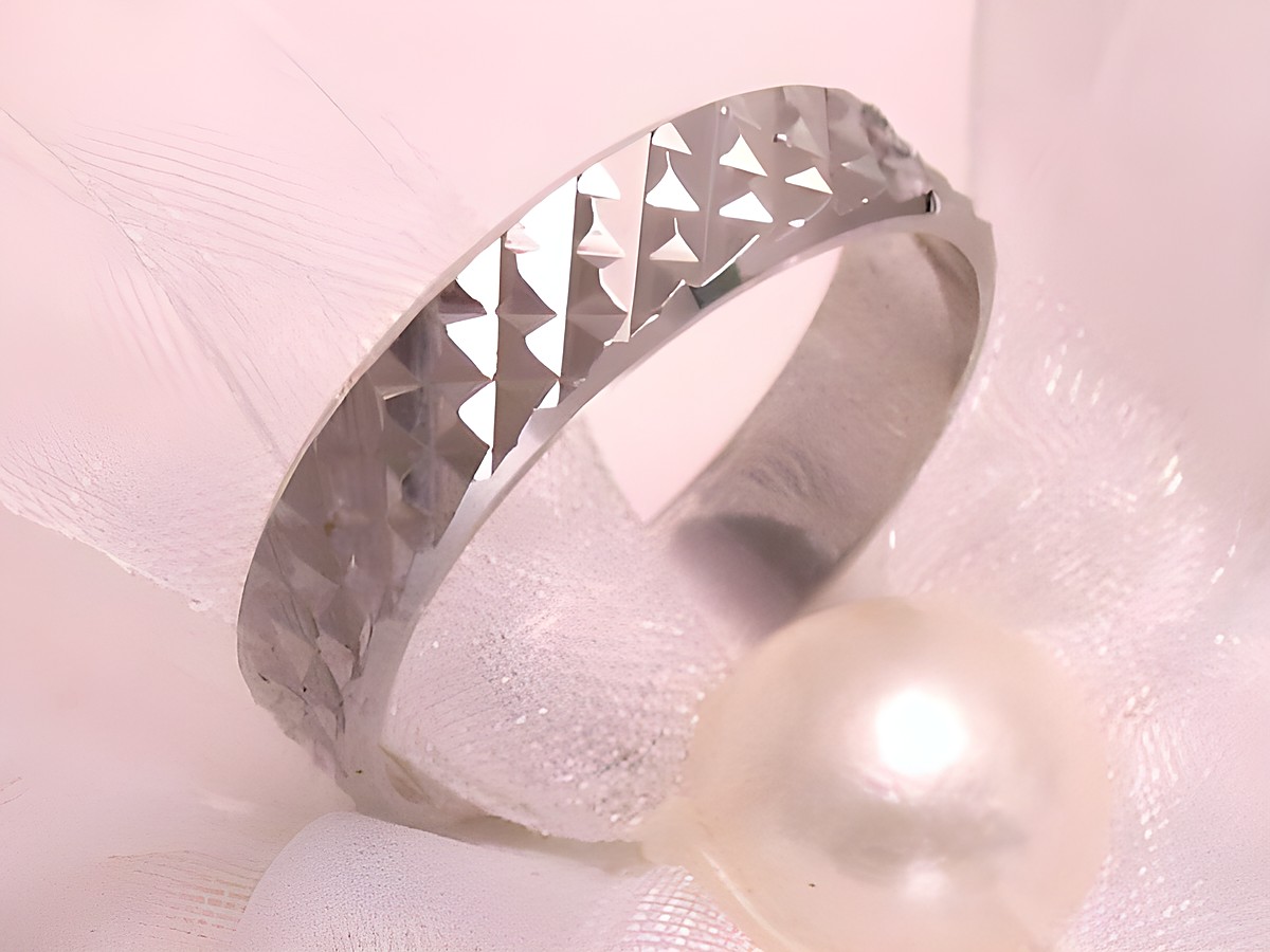 Trauring Ehering aus White Shiny Weißgold 585 in Größe 54,5/17,3, mit einem glatten, glänzenden Finish und einem modernen, facettierten Design, hergestellt von Juwelier Harnisch.