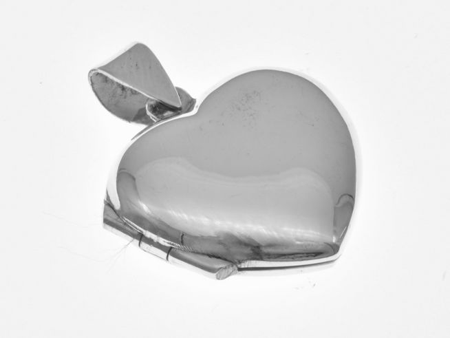 Medaillon in Herzform aus poliertem Sterling Silber, elegant gestaltet, Hersteller Juwelier Harnisch, ideal als besonderes Schmuckstück.