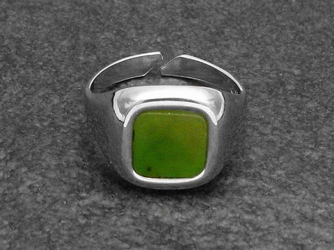 Silberring rho MODERN in verstellbarer Größe mit quadratischem Jade-Stein, rhodiniert, von Juwelier Harnisch. Elegantes Design für jeden Anlass.