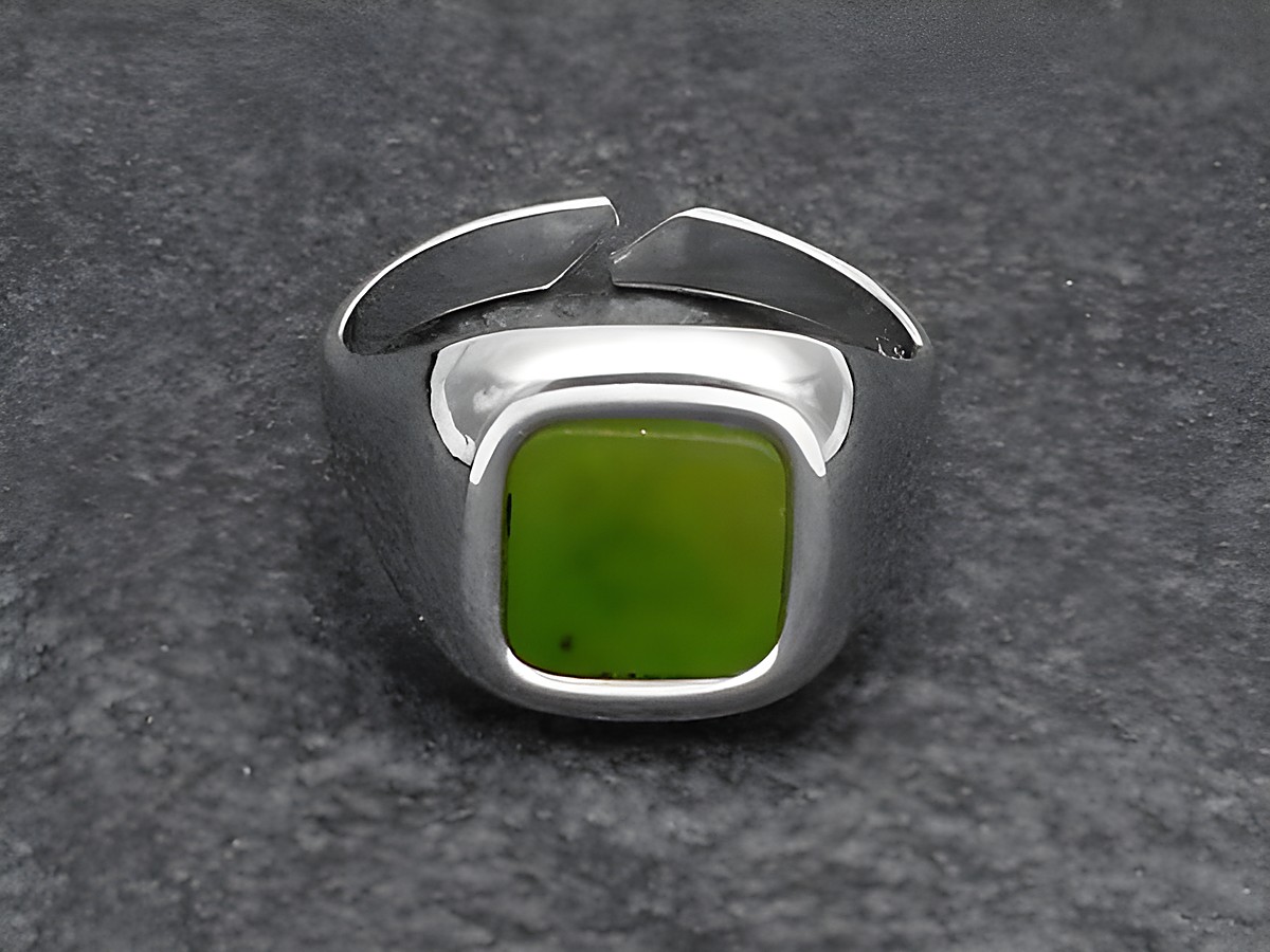 Silberring rho MODERN in verstellbarer Größe mit quadratischem Jade-Stein, rhodiniert, von Juwelier Harnisch. Elegantes Design für jeden Anlass.