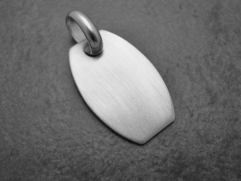 Ovaler Anhänger mit einer Gravurplatte von 23,5 mm aus rhodiniertem Sterling Silber, mattiert und schlicht, hergestellt von Juwelier Harnisch.