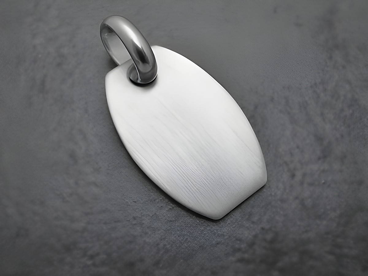 Ovaler Anhänger mit einer Gravurplatte von 23,5 mm aus rhodiniertem Sterling Silber, mattiert und schlicht, hergestellt von Juwelier Harnisch.