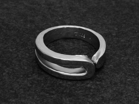 Silberring rho schlicht Größe etwas verstellbar, hergestellt von Juwelier Harnisch, ohne Stein, rhodiniert, mit glatter, eleganter Oberfläche und dezenter Formgebung.
