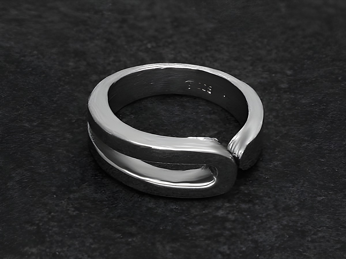 Silberring rho schlicht Größe etwas verstellbar, hergestellt von Juwelier Harnisch, ohne Stein, rhodiniert, mit glatter, eleganter Oberfläche und dezenter Formgebung.