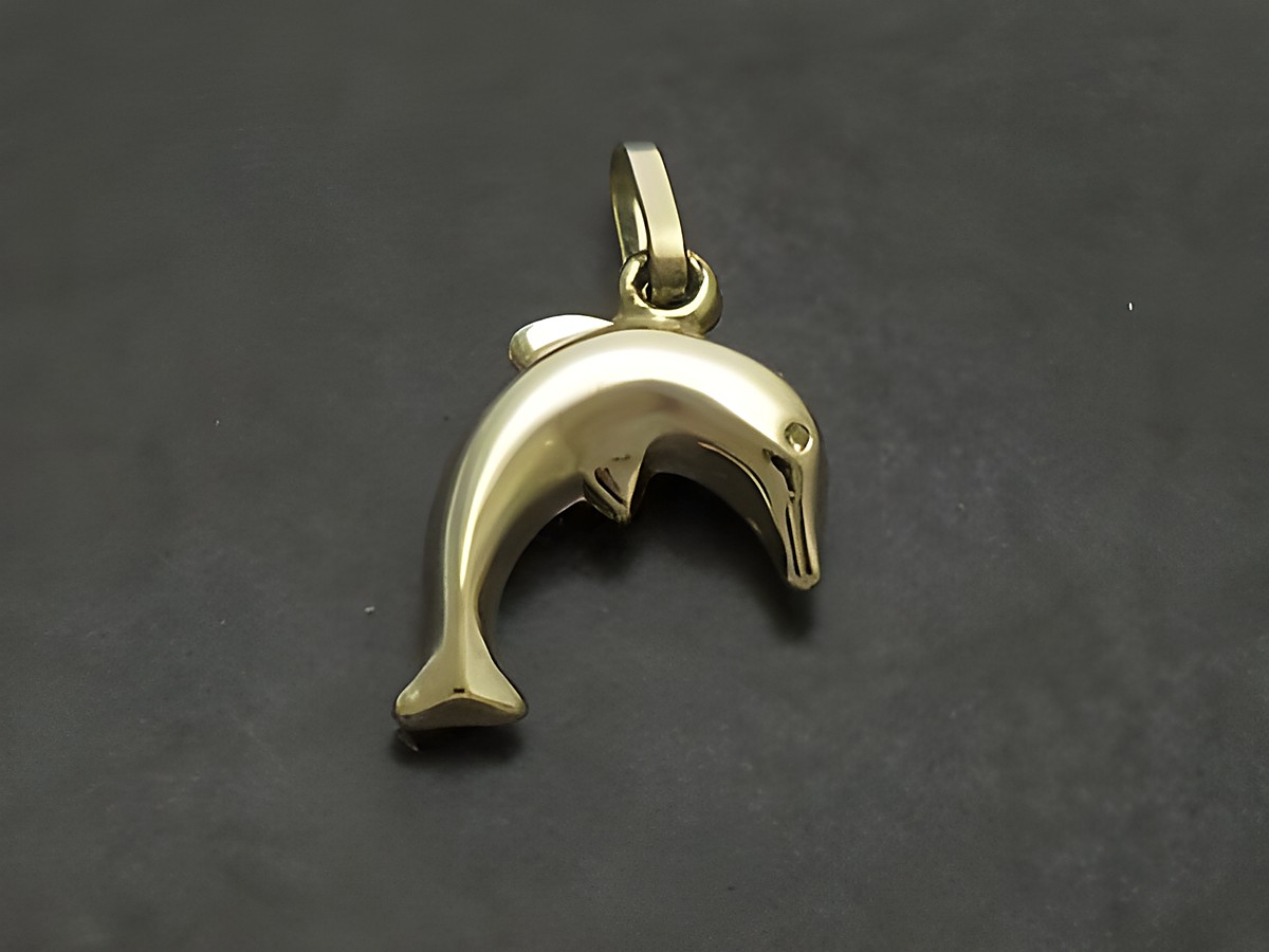 Delfin Anhänger aus Gold 333, tierisch gestaltet und ideal für Kinderschmuck; Hersteller Juwelier Harnisch, bunt und ansprechend.