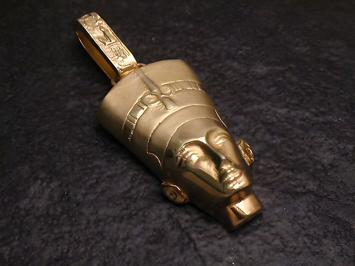 Nofretete Anhänger aus Silber vergoldet, historisch gestaltet, verleiht einen eleganten Akzent, hergestellt von Juwelier Harnisch, detailreiche Darstellung des berühmten antiken Kunstwerks.
