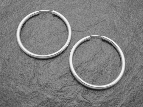 Silber Creolen 4 cm aus rhodiniertem Sterling Silber, 3 mm dick, von Juwelier Harnisch, elegant glänzend und zeitlos, ideal für jeden Anlass und bis 45 mm vielseitig tragbar.