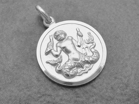 Silber Anhänger mit dem Sternzeichen Wassermann, rund und teilmattiert, gefertigt vom Juwelier Harnisch, zeigt eine detailreiche Darstellung des Wassermanns.