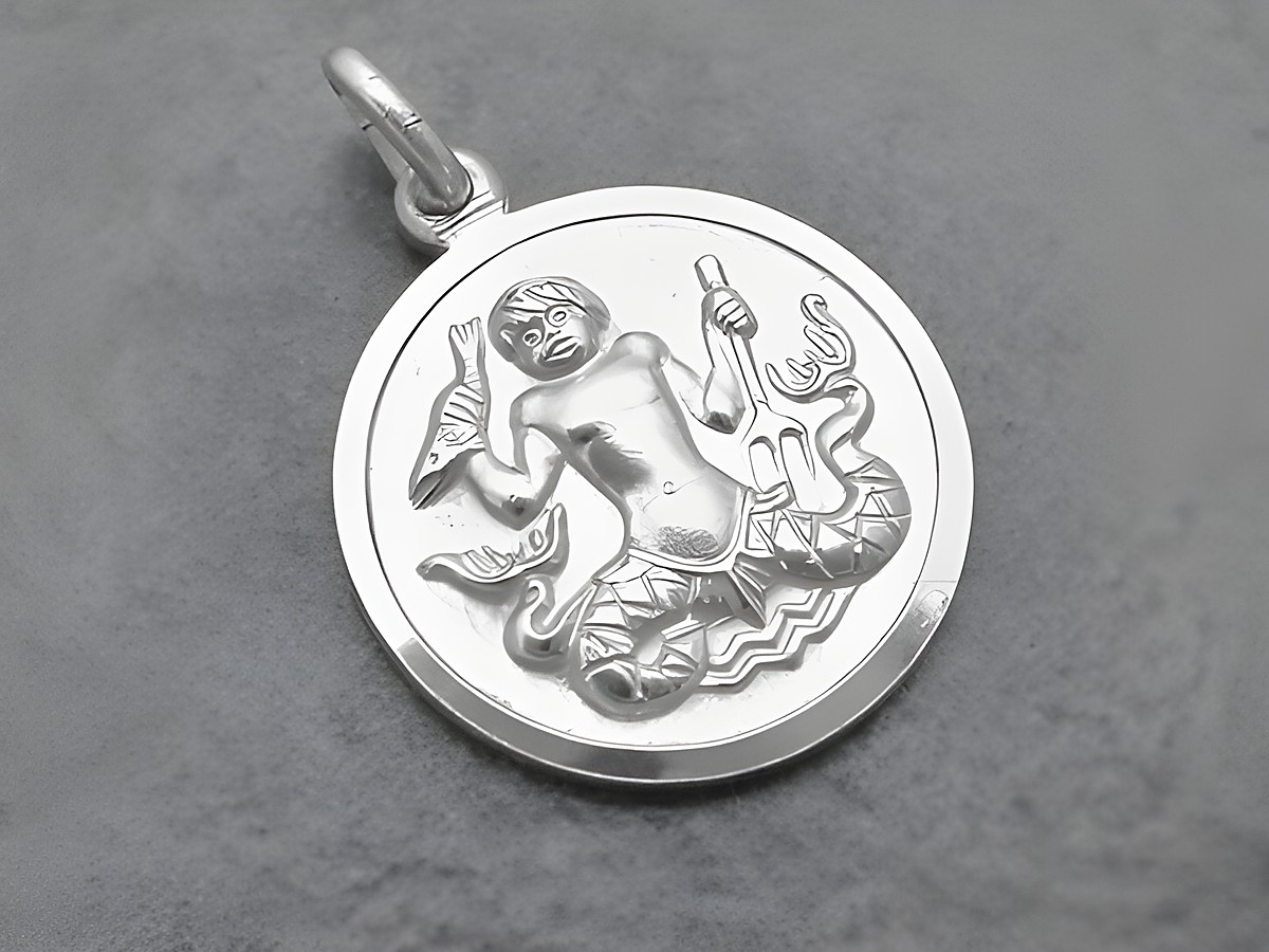 Silber Anhänger mit dem Sternzeichen Wassermann, rund und teilmattiert, gefertigt vom Juwelier Harnisch, zeigt eine detailreiche Darstellung des Wassermanns.