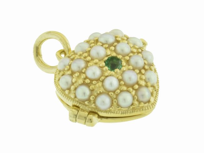 302404-0 Bezaubernder Anhänger in Herzform aus vergoldetem Silber 925, verziert mit Zuchtperlen und einem zentralen Smaragd, Hersteller Juwelier Harnisch.
