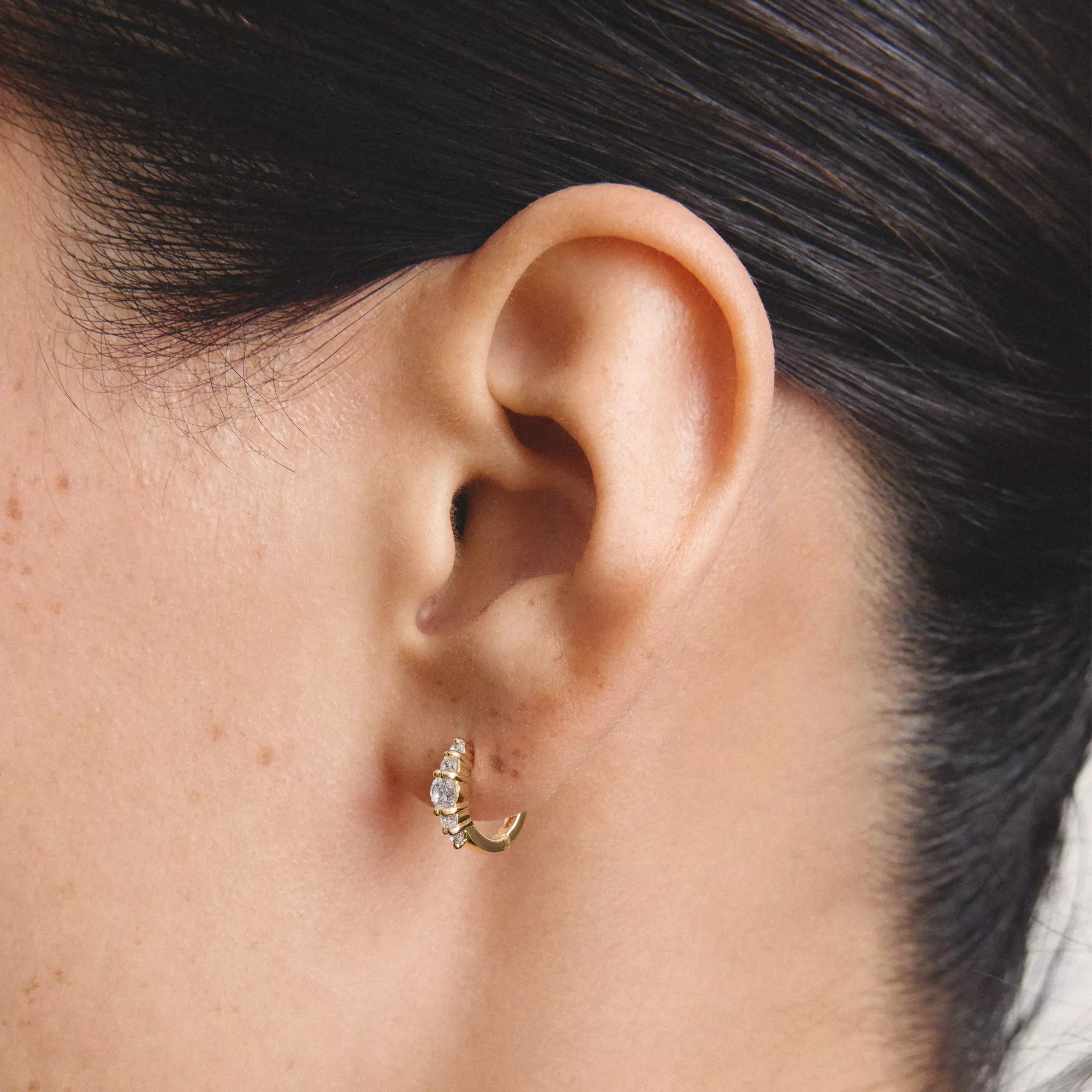 Thomas Sabo Creolen mit weißem Zirkonia – vergoldet – 11,2 mm hoch – Ansicht 3