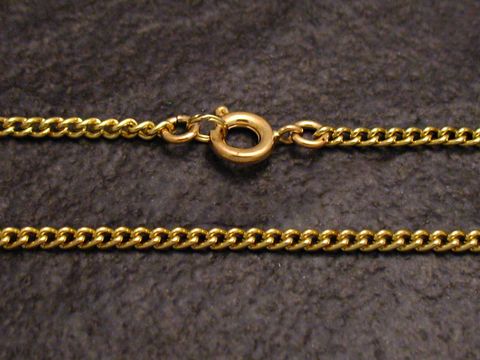 Goldfarbene Panzerkette mit einer Breite von 2,5 mm und einer Länge von 60 cm, hergestellt von Juwelier Harnisch, ideal für modische Akzente.