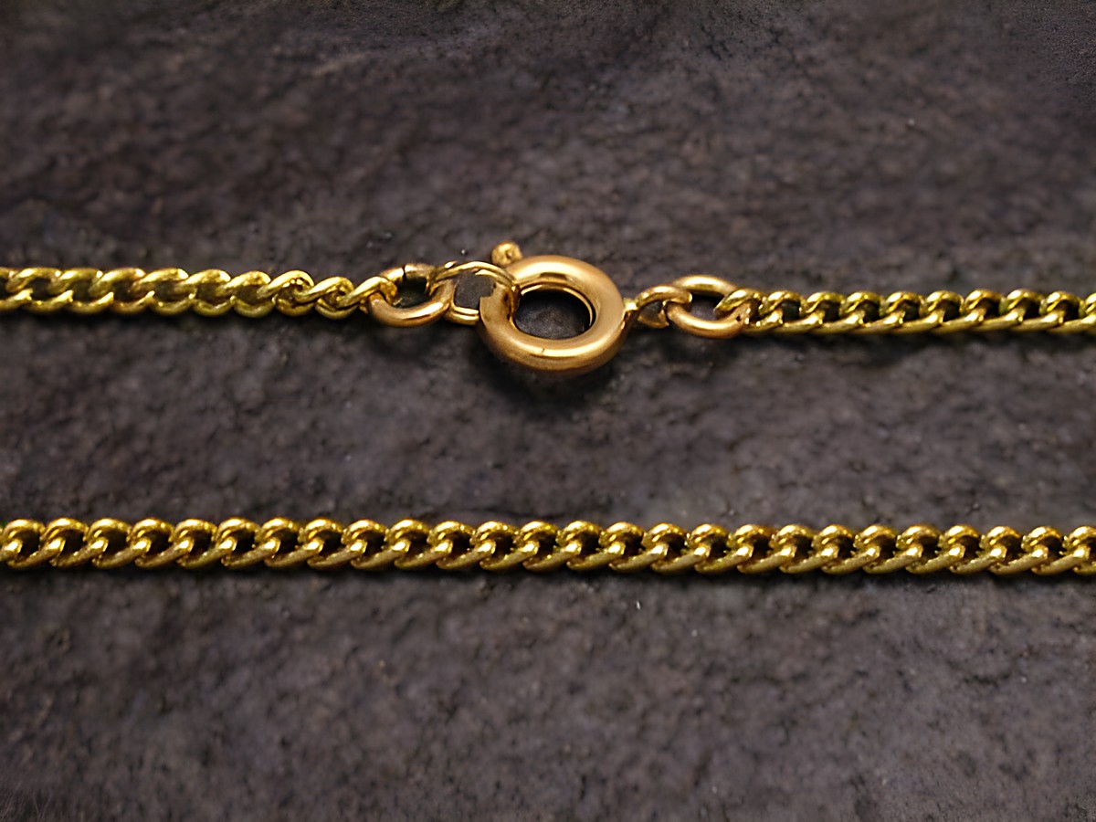 Goldfarbene Panzerkette mit einer Breite von 2,5 mm und einer Länge von 60 cm, hergestellt von Juwelier Harnisch, ideal für modische Akzente.