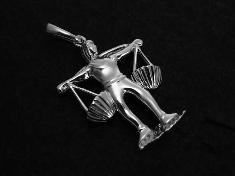 Waage Sternzeichen Anhänger aus 925 Sterling Silber, poliert, Hersteller Juwelier Harnisch, Darstellung einer Figur mit Waagschalen in Händen, ideal als Schmuckstück für Sternzeichenliebhaber.