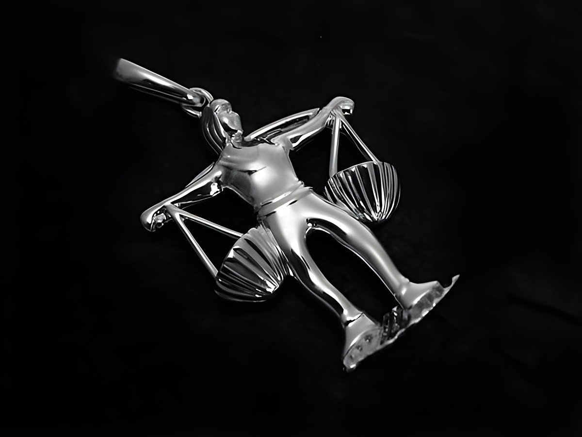 Waage Sternzeichen Anhänger aus 925 Sterling Silber, poliert, Hersteller Juwelier Harnisch, Darstellung einer Figur mit Waagschalen in Händen, ideal als Schmuckstück für Sternzeichenliebhaber.