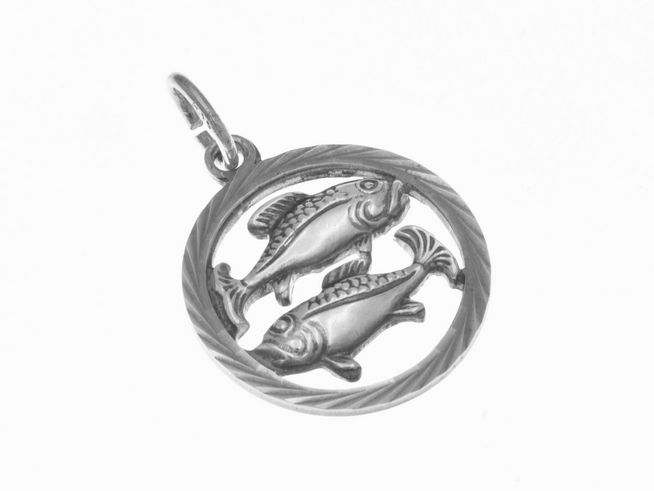 Anhänger in Form des Sternzeichens Fische aus Silber, geschwärzt, poliert und diamantiert, zeigt zwei stilisierte Fische in einem runden Rahmen, gefertigt vom Juwelier Harnisch.