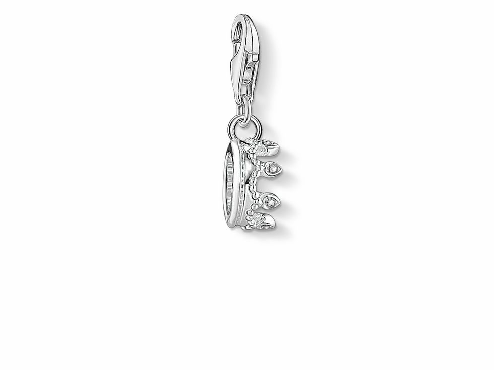 Charm-Anhänger von Thomas Sabo, Modell 1796-051-14 in Form einer stilisierten Krone aus Sterling Silber, verziert mit weißen Zirkonias. Elegantes und zeitloses Schmuckstück.