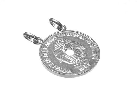 Runder -925 Sterling Silber Partneranhänger mit einer detaillierten Prägung und zwei Schlaufen zum Anhängen, gefertigt von Juwelier Harnisch, ideal für Partner.