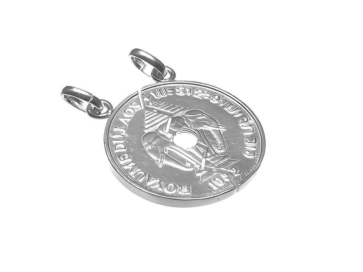 Runder -925 Sterling Silber Partneranhänger mit einer detaillierten Prägung und zwei Schlaufen zum Anhängen, gefertigt von Juwelier Harnisch, ideal für Partner.