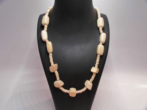 Holzkette Multiform 17 mm naturbraun 60 cm Holz Schmuck von Juwelier Harnisch, gefertigt aus naturbraunen Holzperlen in verschiedenen Formen und Größen.