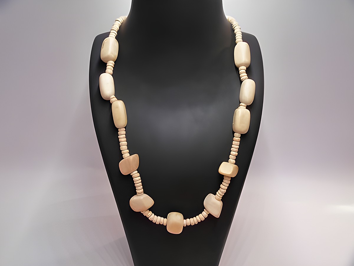Holzkette Multiform 17 mm naturbraun 60 cm Holz Schmuck von Juwelier Harnisch, gefertigt aus naturbraunen Holzperlen in verschiedenen Formen und Größen.