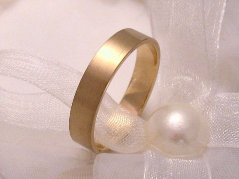 400381-0 Trauring Ehering GALANT aus Gold 585, Glanzoberfläche, Größe 64/20,5, Hersteller Juwelier Harnisch, geeignet bis Größe 56/17,8, elegant auf zartem Hintergrund präsentiert.