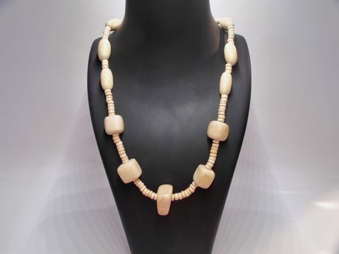 Holzkette Multiform 22 mm naturbraun 60 cm Holz Schmuck von Juwelier Harnisch einzigartiges Design mit verschiedenen Holzperlen in naturbraun. Perfekt für jeden Anlass und geschmackvollen Stil.