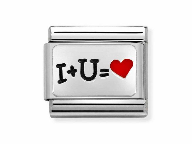Ein glänzendes Edelstahlplättchen mit schwarzer Schrift I+U= und einem roten Herzsymbol, hergestellt von Nomination, ideal für individuelle Anhänger und Armbänder.