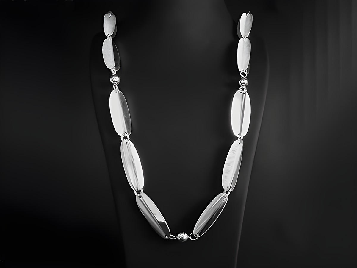 Design Collier mit ovalen Elementen in versilberter Ausführung. Die Kette hat eine Länge von 88 cm und ist elegantes Schmuckstück für stilvolle Akzente. Hersteller ist Juwelier Harnisch.