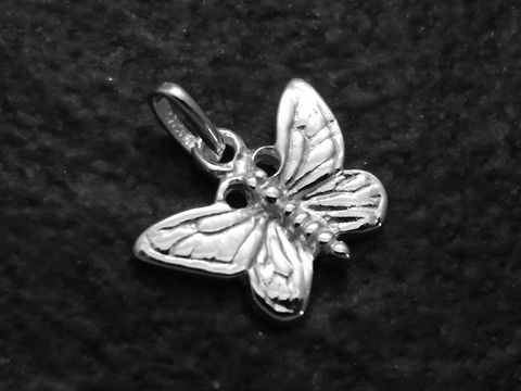 Zierlicher Schmetterling Anhänger aus Sterling Silber, hergestellt von Juwelier Harnisch, ideal für Kinder, zeigt detaillierte Flügelstruktur und einen glänzenden Oberflächenfinish.